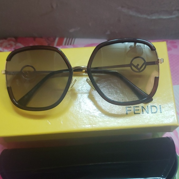Fendi sunglasses No Box Or Case Just Sunglasses - Picture 2 of 4
